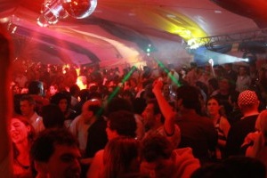 Tiempo para gestionar permisos para fiesta de la Noche de la Nostalgia vence el 21 de agosto