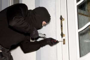 Lo denunció por querer entrar en su casa y la justicia lo procesó