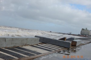 Fuerte oleaje destrozó muro de contención en la brava