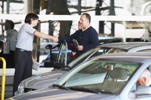 Procesan a copropietario de una empresa de alquiler de autos