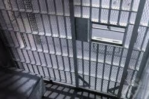 No pudo prender la moto que iba a robar, salió corriendo con ella pero le detuvieron