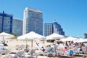 Intendencia regula permisos para sombrillas y reposeras de edificios en las playas
