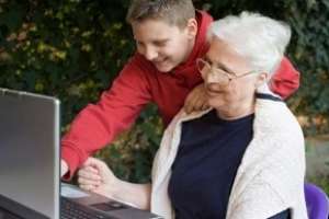 Abuelos y adolescentes comparten experiencias en INAU