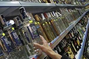 Menor de 16 años enfrenta proceso judicial por romper vidriera para robar bebidas