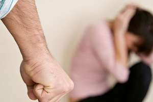 Agredió a su ex pareja y su hijo con un hacha: marchó a la cárcel