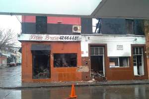 San Carlos: Incendio en una pizzería y peligro de derrumbe; se recomendó demoler pared