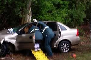 Conductora politraumatizada tras chocar contra un árbol en Aparicio Saravia