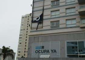 Un cartel se desintegró y se precipitó al vacío, generando cierre de calle





