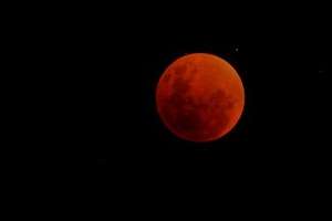 Luna roja por eclipse total se pudo ver este domingo
