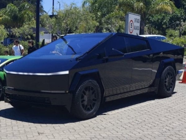 El Tesla Cybertruck ya circula por Punta del Este junto a otros autos de lujo