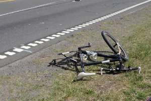 Está grave un ciclista que chocó contra un auto estacionado en la banquina de la Interbalnearia