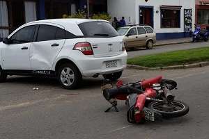 Motociclista grave tras siniestro en San Carlos y otro conductor se salva de milagro tras volcar en Ruta Interbalnearia