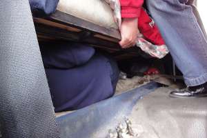 Mordió, golpeó a policías y se escondió debajo de una cama para escapar: finalmente terminó en la cárcel