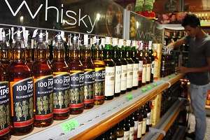 Se demoraron en llevarse las bebidas que robaron y están presos