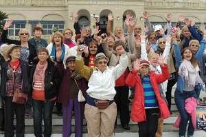 Adultos mayores pasean por el departamento