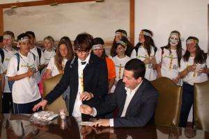 Vacunan simbólicamente por el buen trato