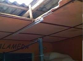 Rompieron el techo e ingresaron a una barraca en San Carlos