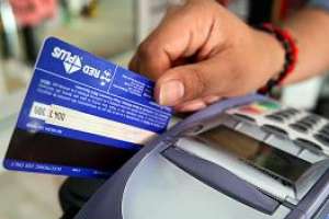 Empleado de farmacia robó tarjeta de débito de cliente y sustrajo cientos de dólares