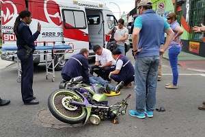 Motociclista resultó politraumatizado leve tras embestir un auto