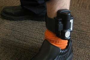 Colocaron la segunda tobillera electrónica en Maldonado a un policía que estaba detenido