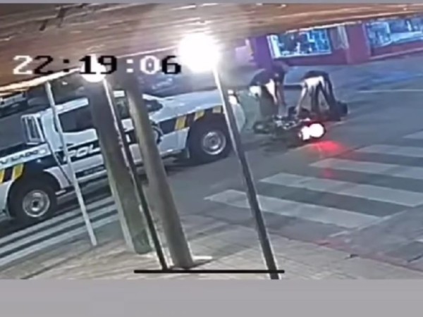 Una motociclista resultó con lesiones tras chocar con un móvil policial