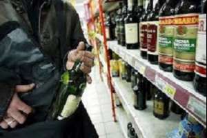 Hurtó botellas de whisky y fue detenido por la seguridad del supermercado