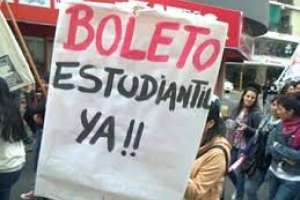 Estudiantes universitarios recuperan boletos y levantan medidas