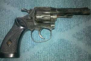 Un hombre con antecedentes detenido con un arma y procesado por ello
