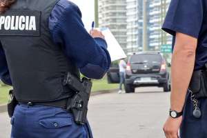 Una conductora no respetó la luz roja y atropelló con su vehículo a un inspector en moto