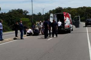 Iba en skate por ruta interbalnearia y fue atropellado por una camioneta