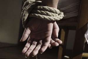 Un octogenario y una mujer fueron amenazados y atados por ladrones en San Carlos