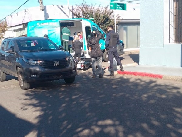 Una mujer resultó lesionada tras siniestro entre una moto y una camioneta