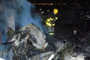 Bomberos investigan las causas de un incendio que arrasó una vivienda y auto en La Barra de Maldonado
