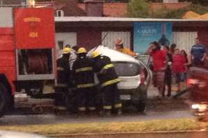 Una mujer resultó con múltiples heridas al quedar aprisionada tras chocar una columna en Bvar. Artigas