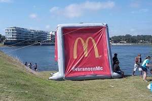 Retiran publicidad inflable sobre el Arroyo Maldonado