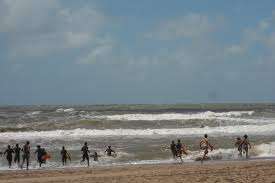 Cuatro hombres fueron rescatados en la brava por los guardavidas y uno debió ser internado