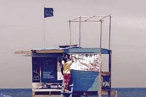 Los guardavidas trabajan normalmente, pero realizan protestas para llamar la atención en las playas
