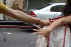 Sexagenaria asaltada en la calle