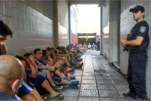 Hinchas chilenos que viajaban a Punta del Este fueron detenidos en Argentina por vandalizar monumento a las Malvinas