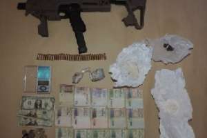 Policía incautó drogas, arma, municiones y dinero: buscan a dos sujetos
