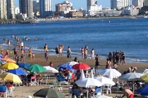 Aseguran que no hay cianobacterias ni camalotes en la costa de Maldonado, pese a algunas inquietudes de los guardavidas