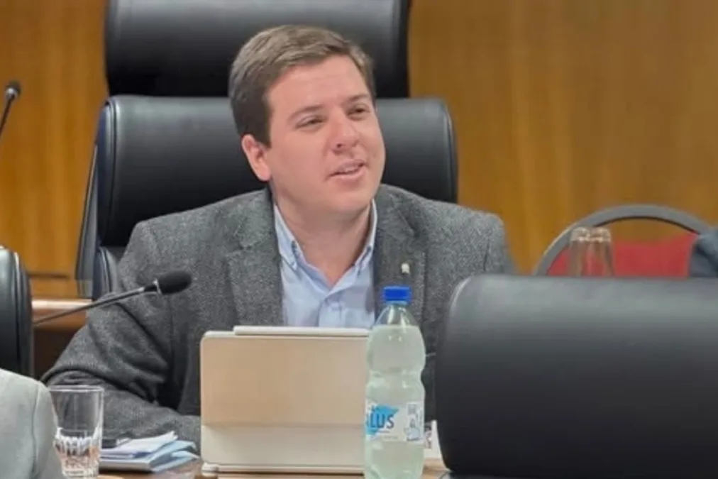 Garlo apuntó contra...