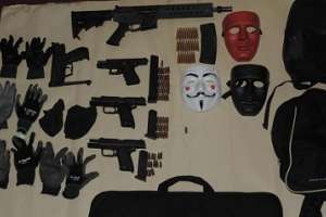 Dos detenidos y varias armas incautadas en operativo policial: podría tratarse de uno de los asaltantes del remesero