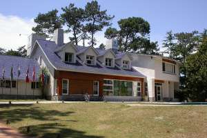 El Claeh entregó becas a cuatro estudiantes destacadas de liceos de Maldonado