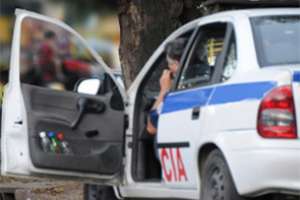 Iracundo menor atacó a policías y dañó patrullero