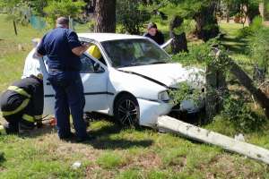 Se le trancó la dirección del auto y terminó estrellado contra un árbol