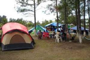 Tres armas incautadas, una usada por un menor, y un campamento levantado