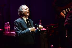 El cantante Julio Iglesias canceló el inicio de su gira que era en Punta del Este