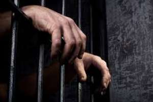 Robaba un bar, llegó la policía y lo encontró encerrado en el baño: ahora está encerrado en la cárcel