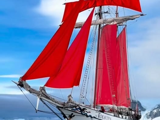 La embarcación JR To...